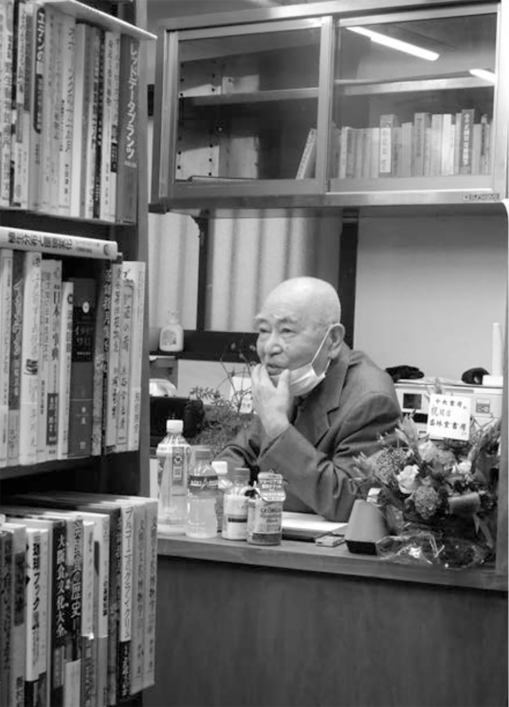 店番をする先代店主・前澤保雄